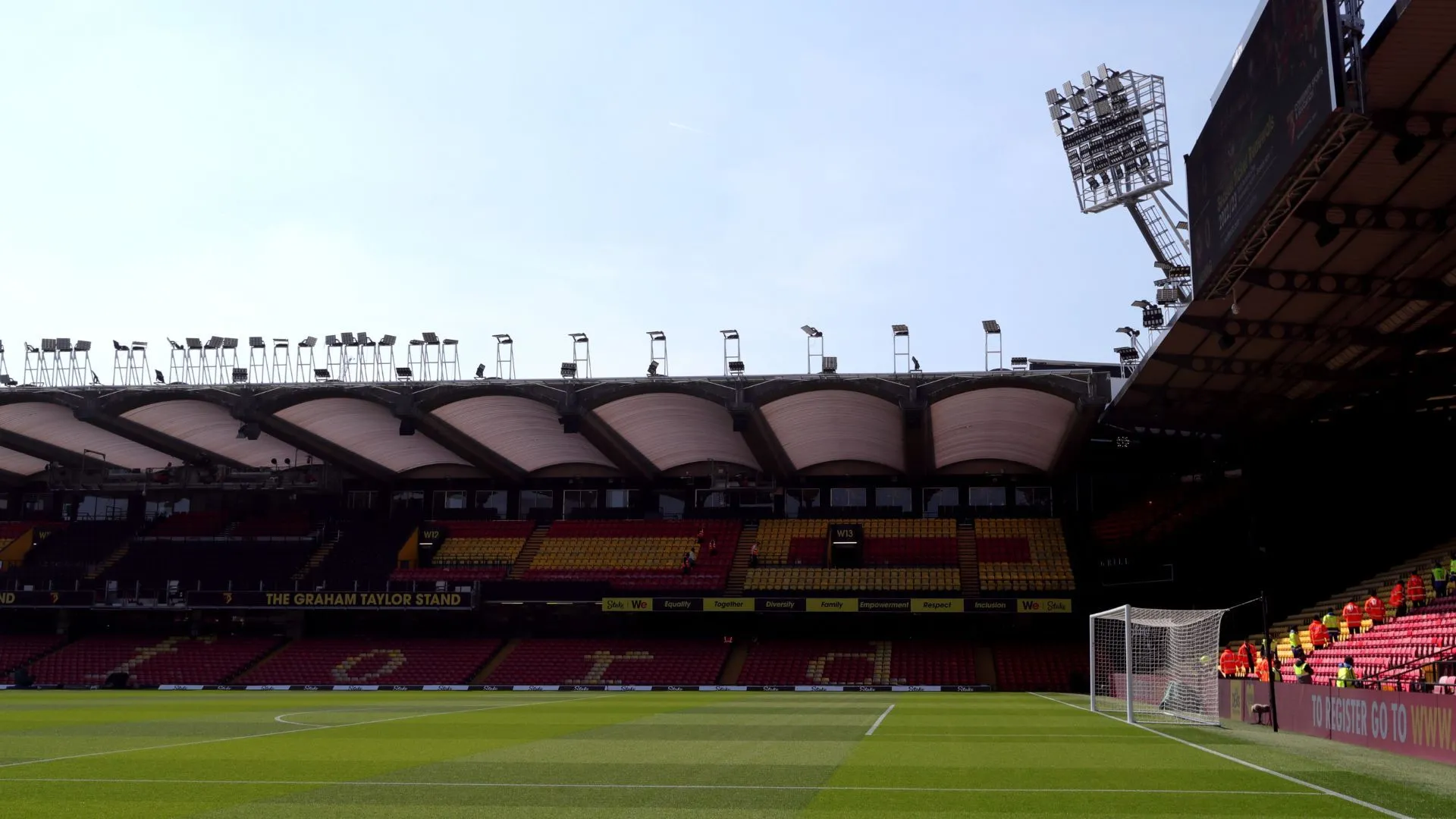 Toàn cảnh sân Vicarage Road của Watford, một sân bóng gọn gàng nhưng thiếu điểm nhấn.