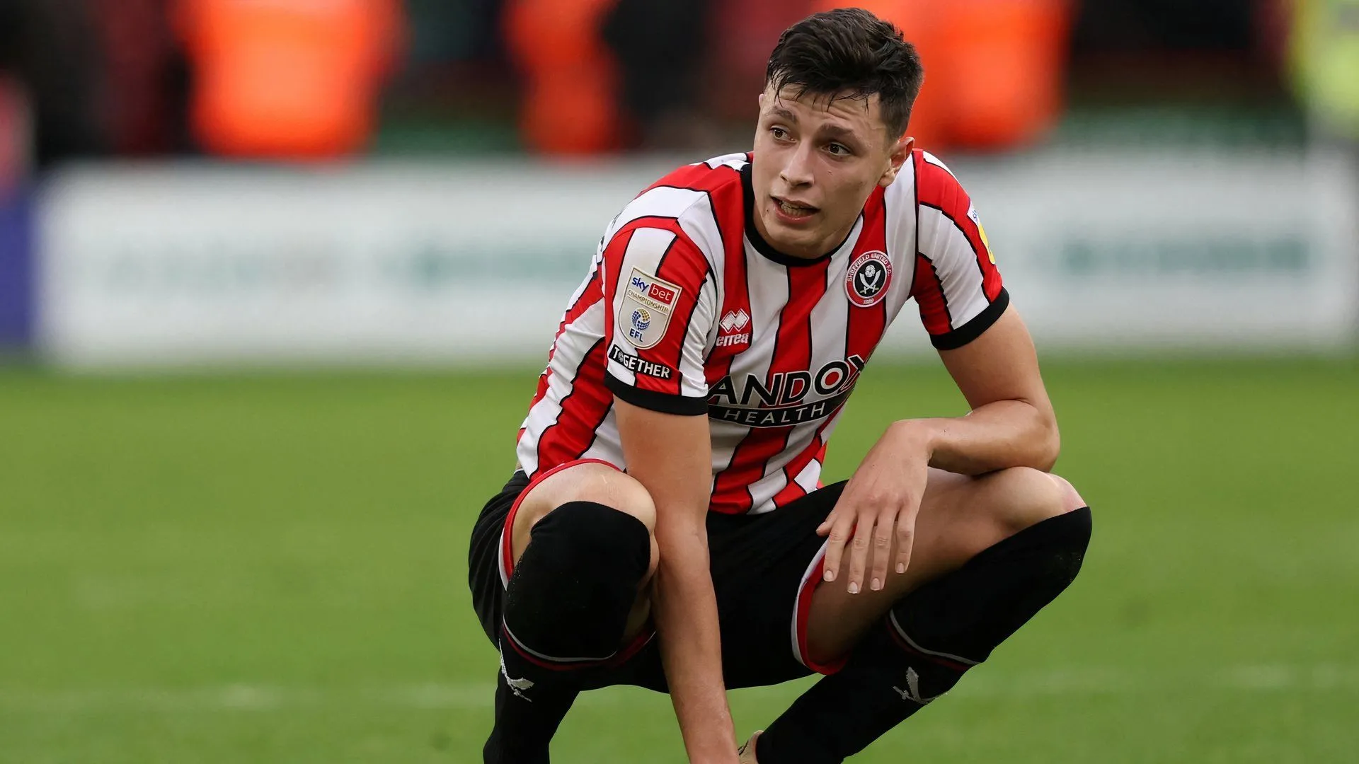 Trung vệ Anel Ahmedhodzic của Sheffield United trong một pha tranh chấp bóng
