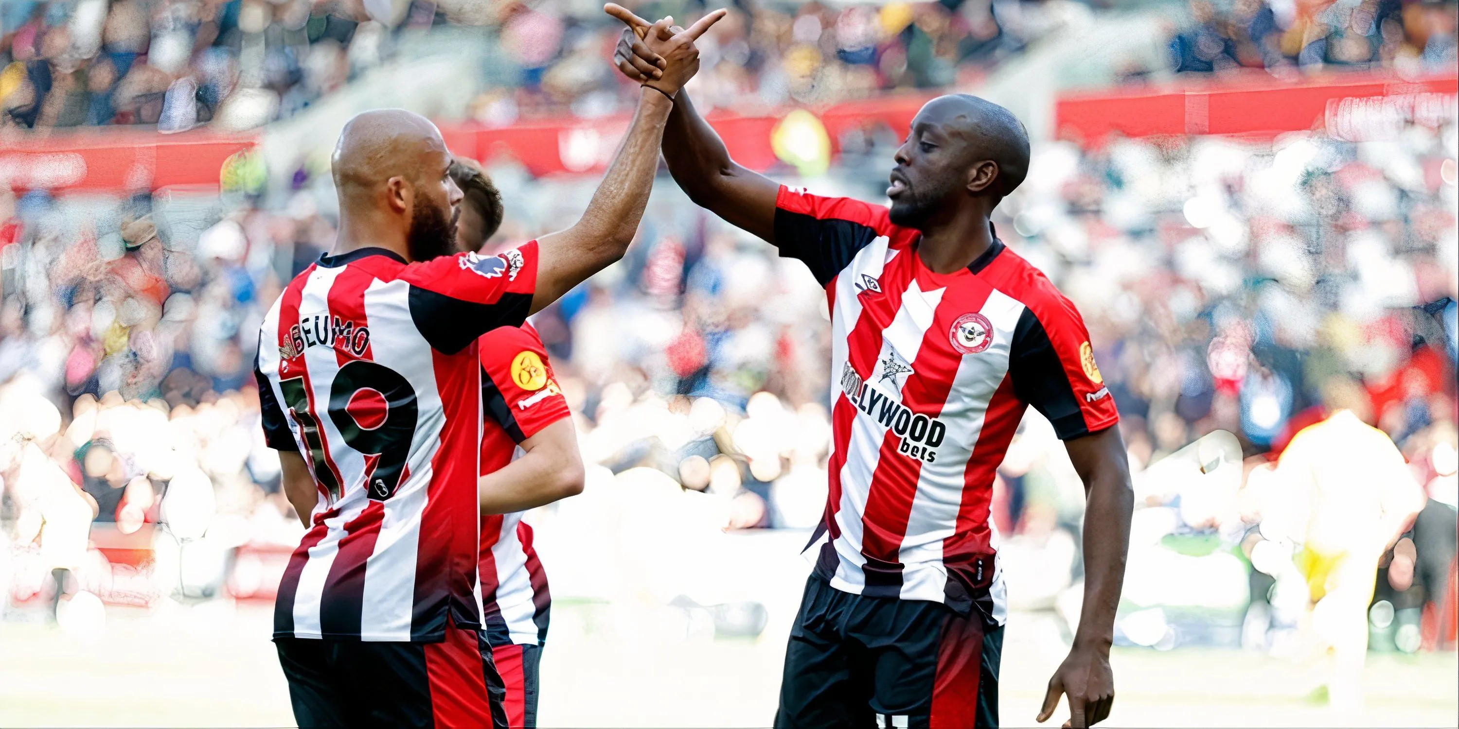 Yoane Wissa (trái) ăn mừng bàn thắng cùng đồng đội Bryan Mbeumo tại Brentford