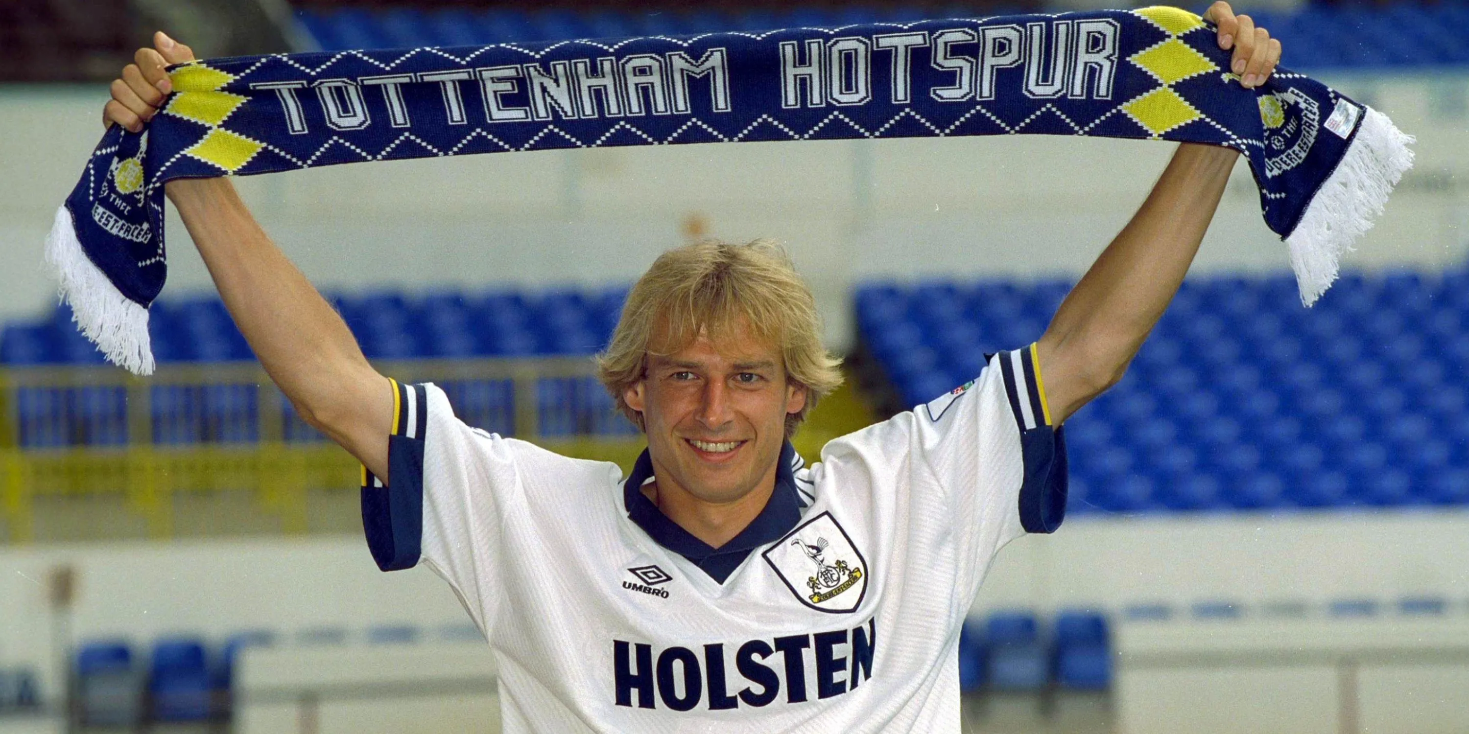 Jurgen Klinsmann giơ cao khăn Tottenham sau khi ký hợp đồng với câu lạc bộ