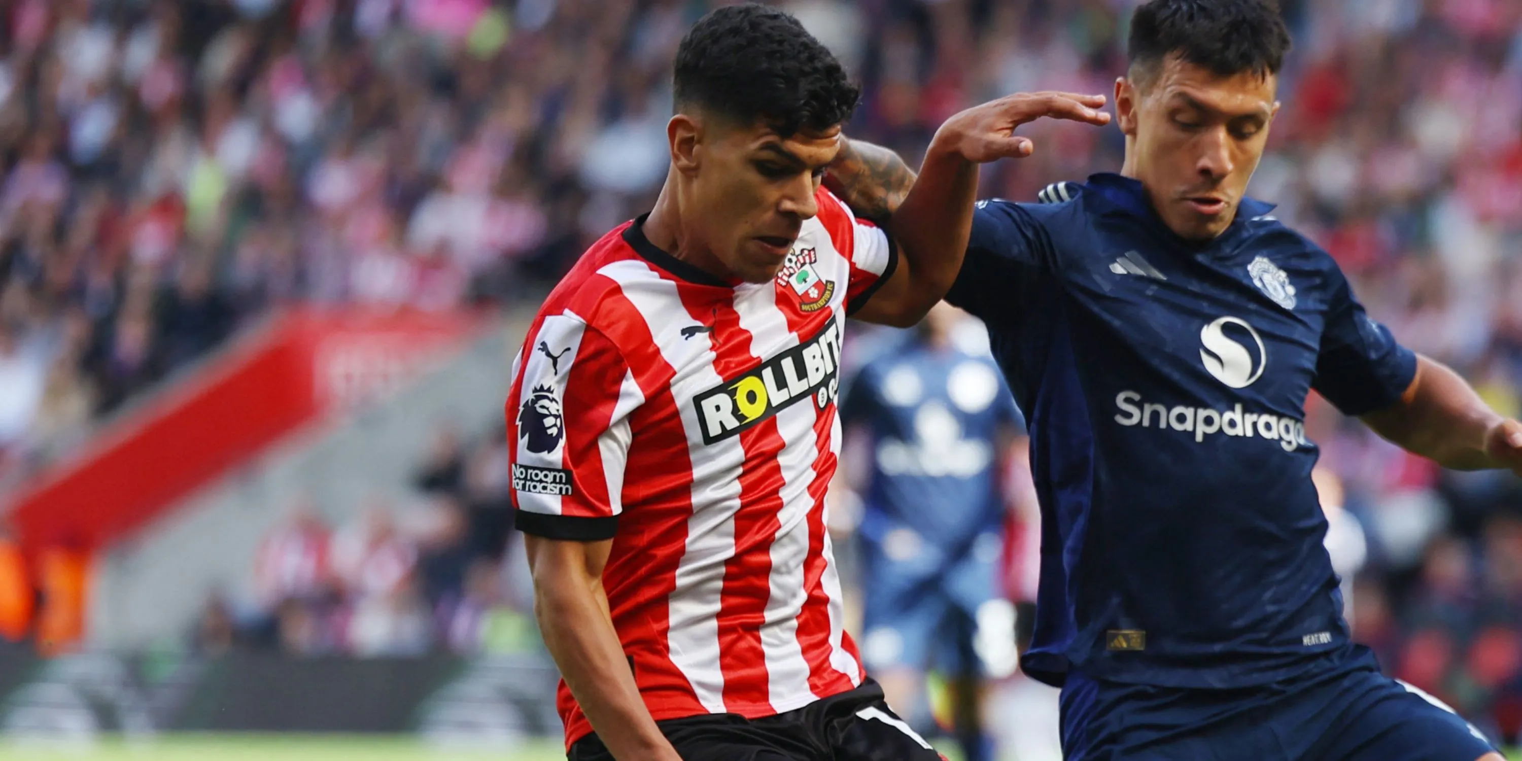 Mateus Fernandes trong màu áo Southampton đối đầu Manchester United trên sân cỏ