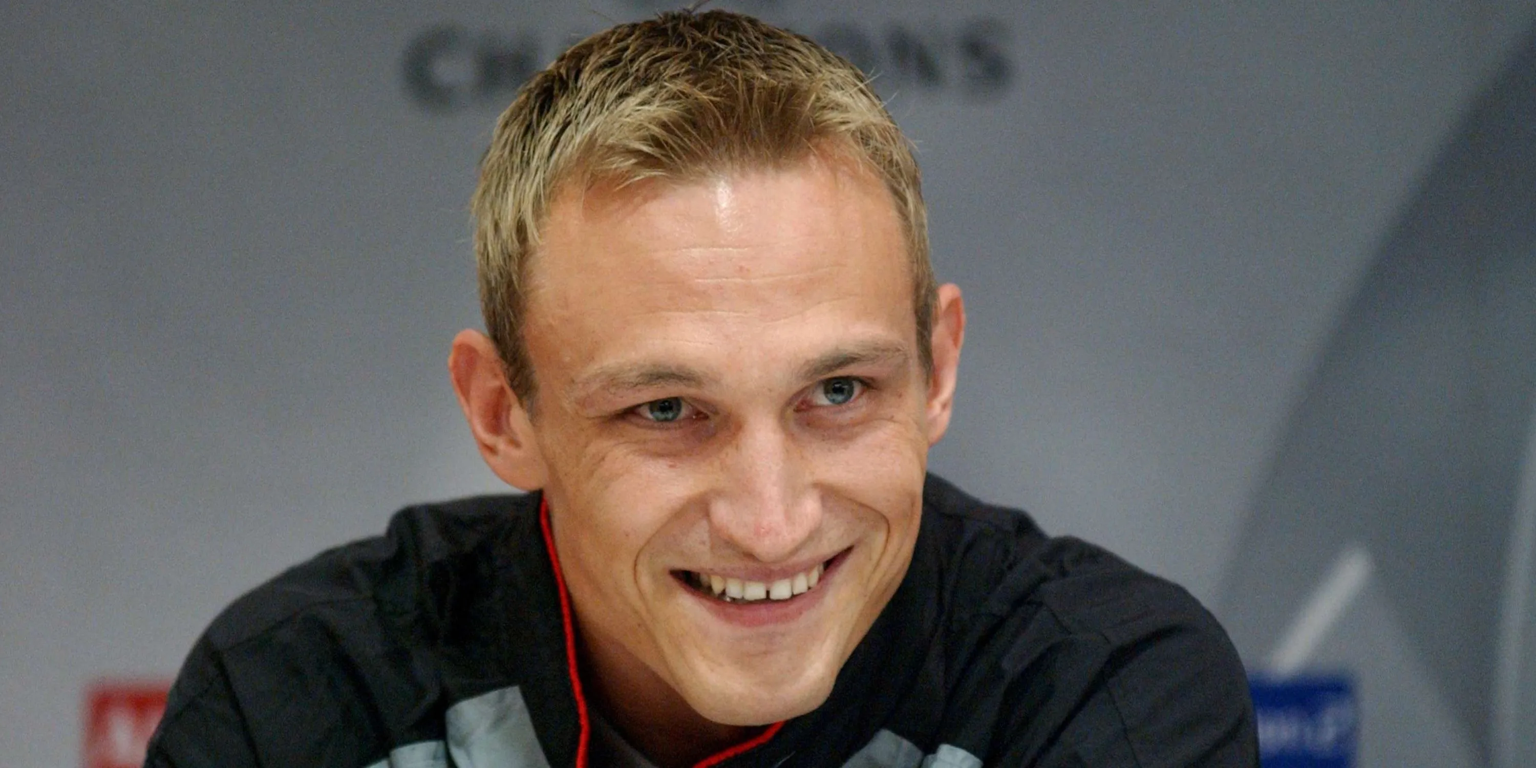 Sami Hyypia tại một buổi họp báo của Liverpool