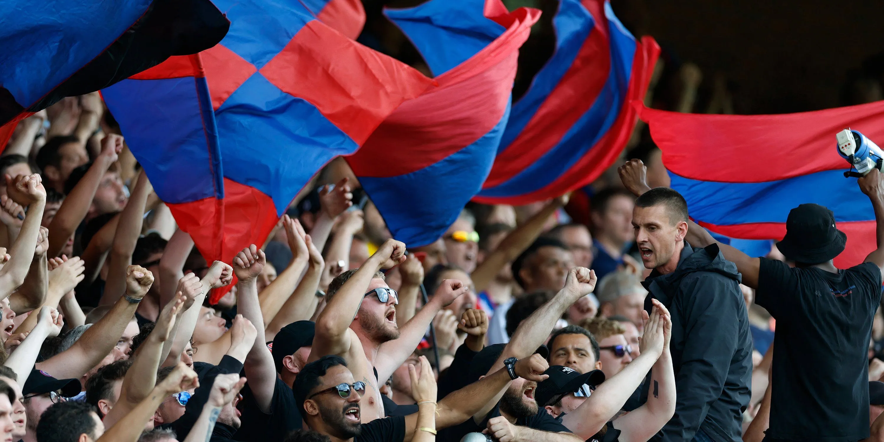 Cờ góc chữ nhật theo quy định của UEFA trong các trận đấu cúp châu Âu