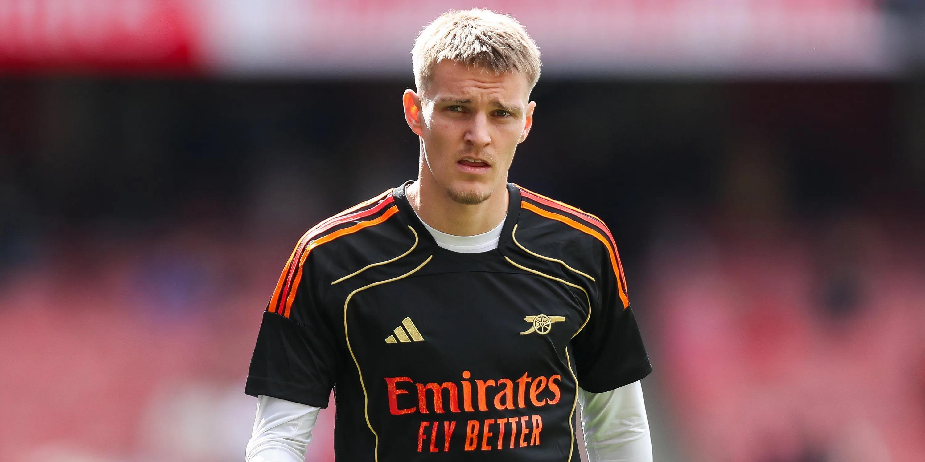 Đội trưởng Martin Ødegaard của Arsenal khởi động trước trận đấu