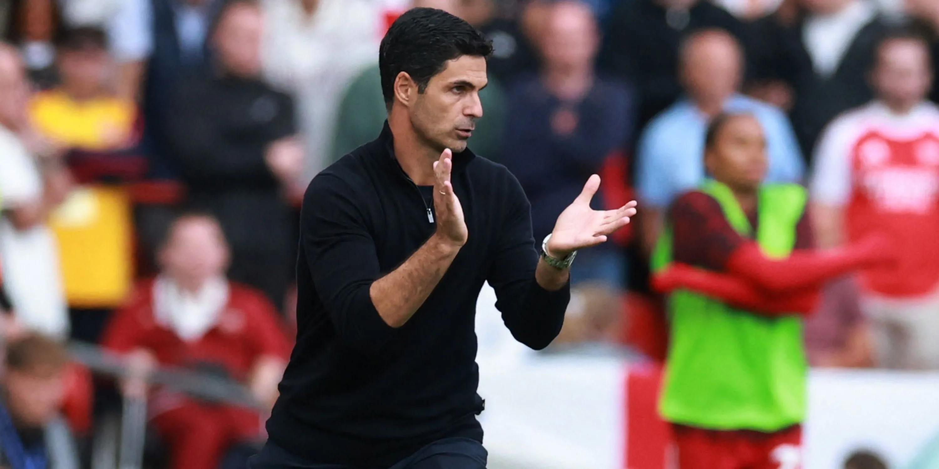 HLV Mikel Arteta của Arsenal trên đường biên