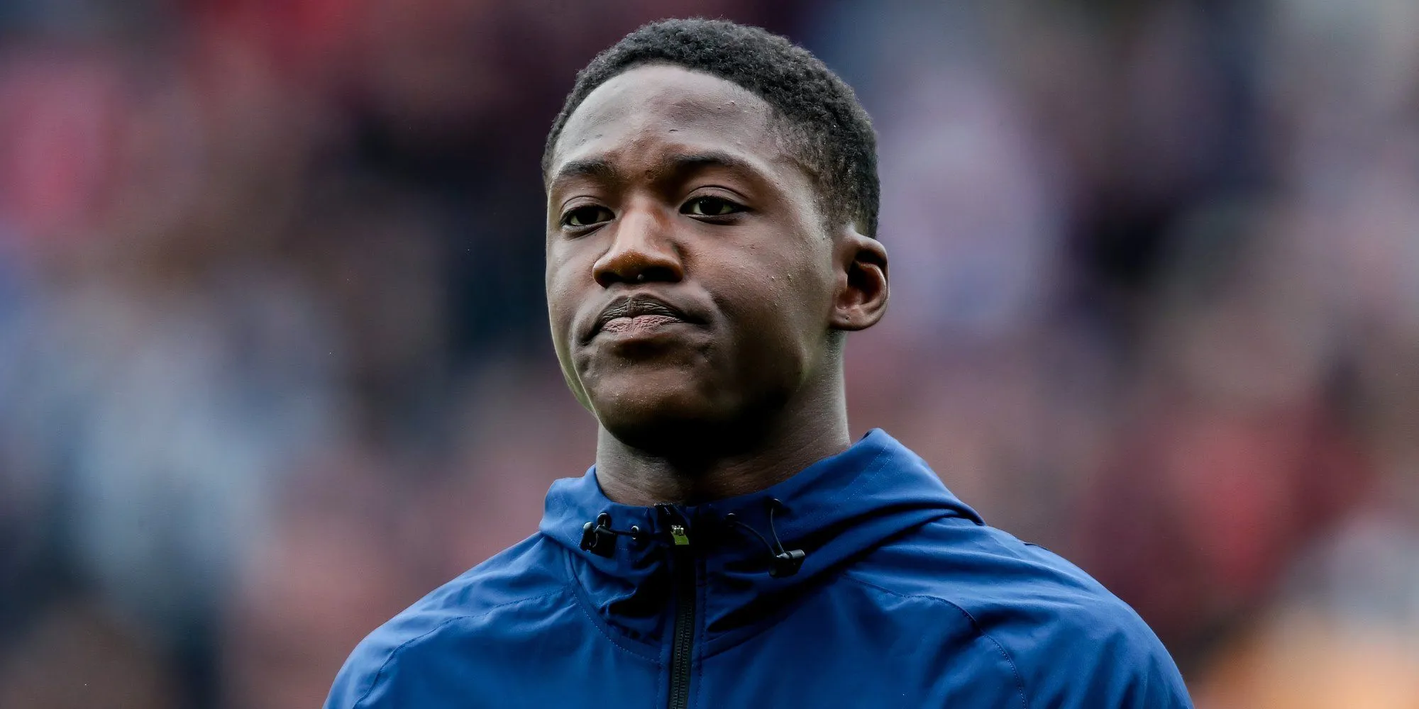 Kobbie Mainoo kiểm soát bóng cho Manchester United, thể hiện sự điềm tĩnh và kỹ thuật vượt trội.