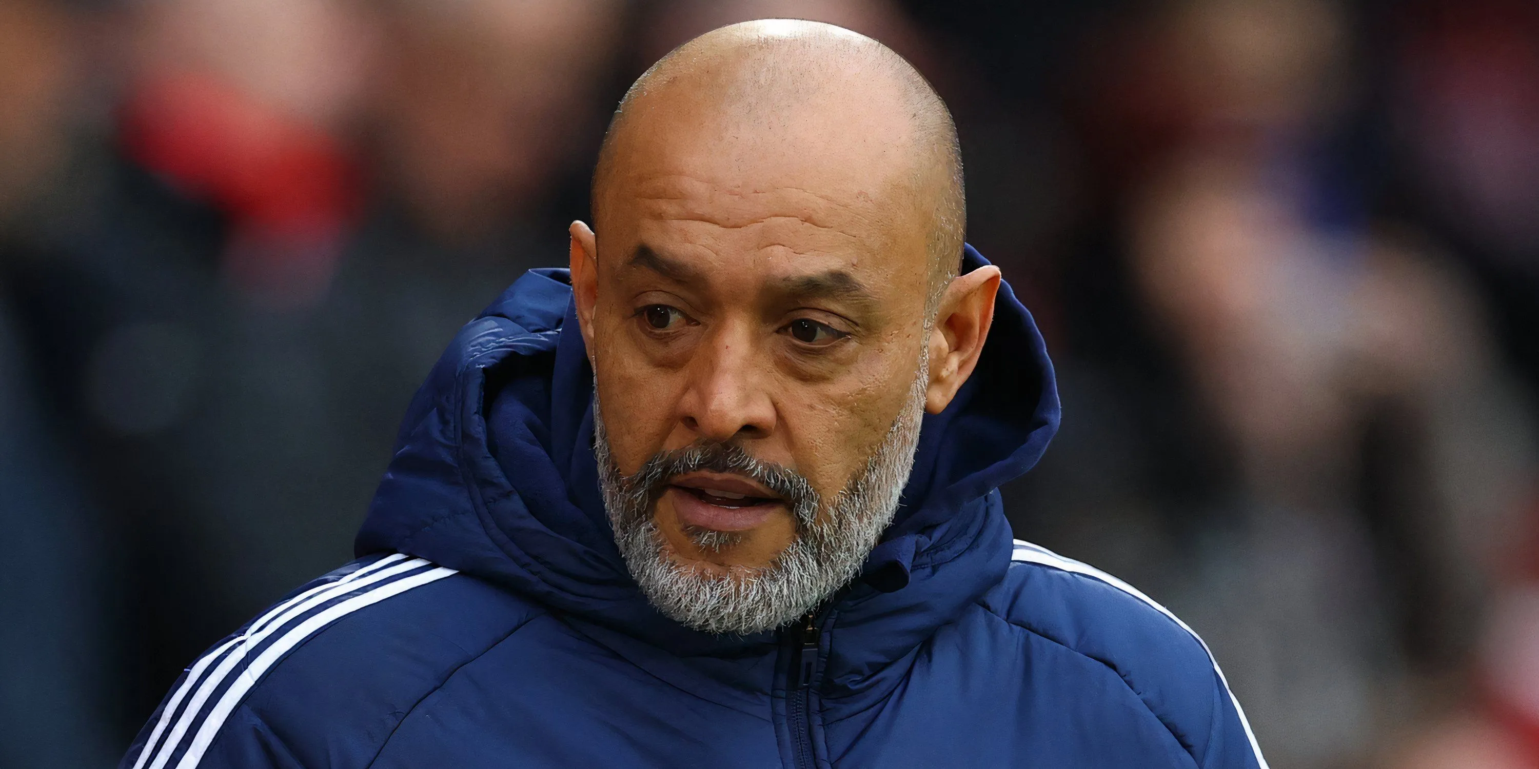 Nuno Espírito Santo trên băng ghế huấn luyện Nottingham Forest trong một trận đấu Premier League