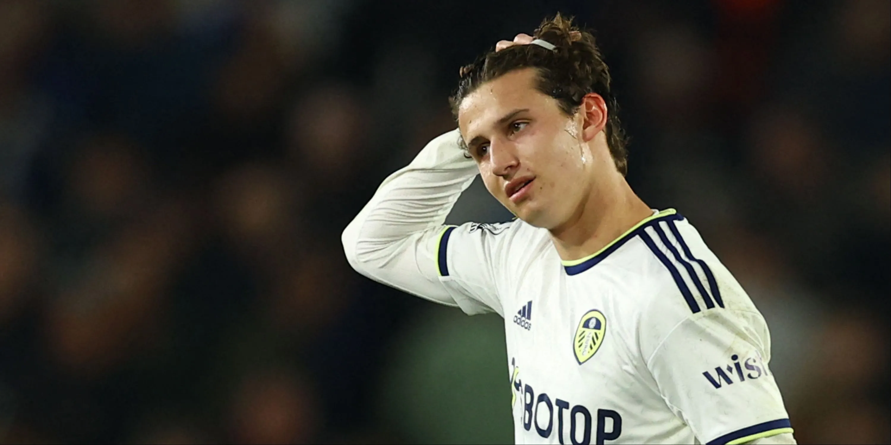 Aaronson thi đấu cho Leeds trước đó tại Elland Road