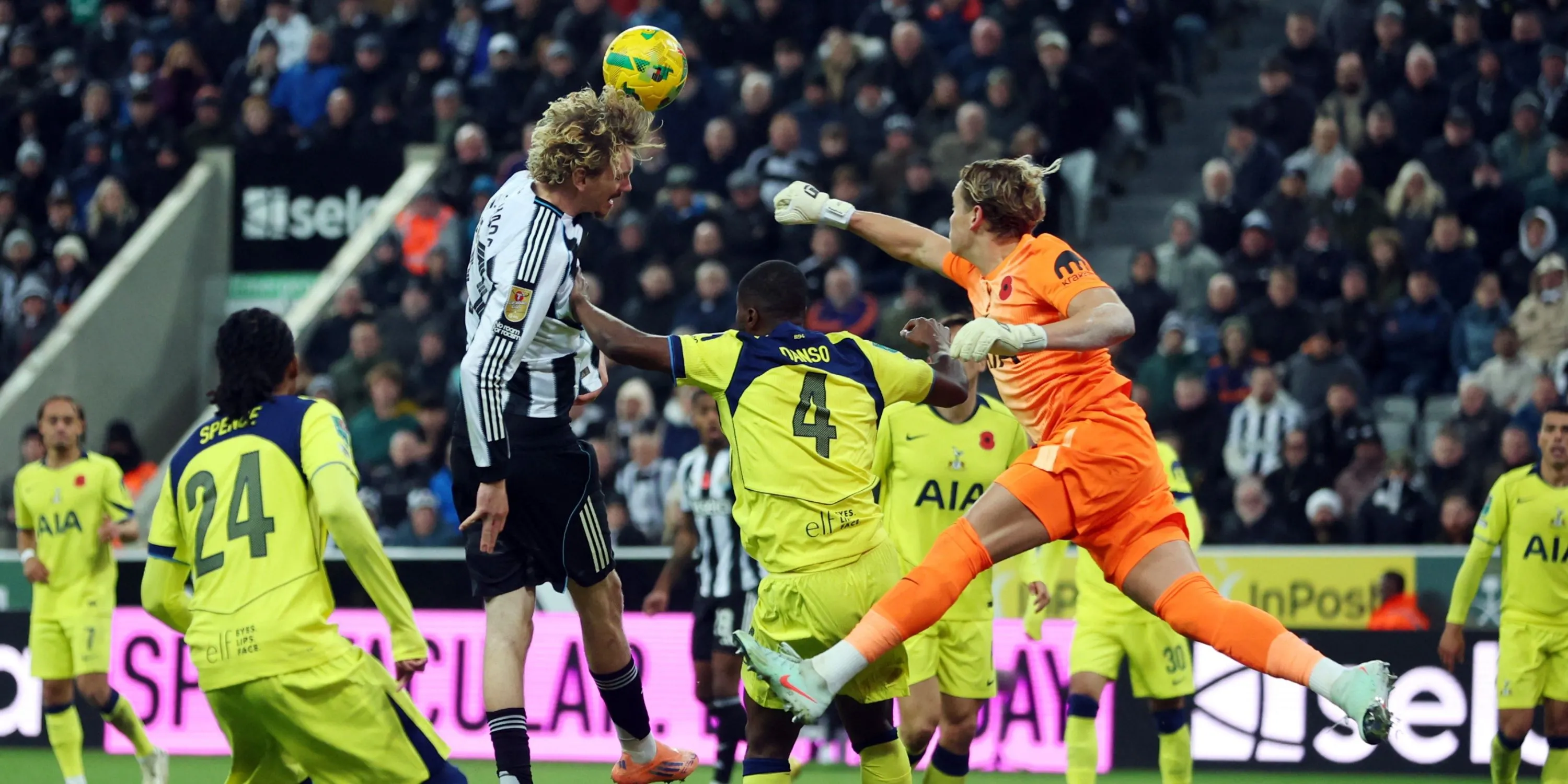 Antonin Kinsky trong màu áo Tottenham với pha bóng gây tranh cãi dẫn tới bàn thua