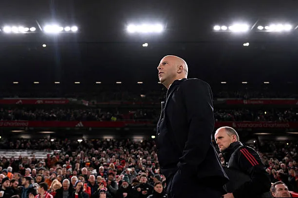 Arne Slot trao đổi cùng ban huấn luyện, cần cân bằng giữa xoay tua và ổn định đội hình cho Ngoại hạng Anh.