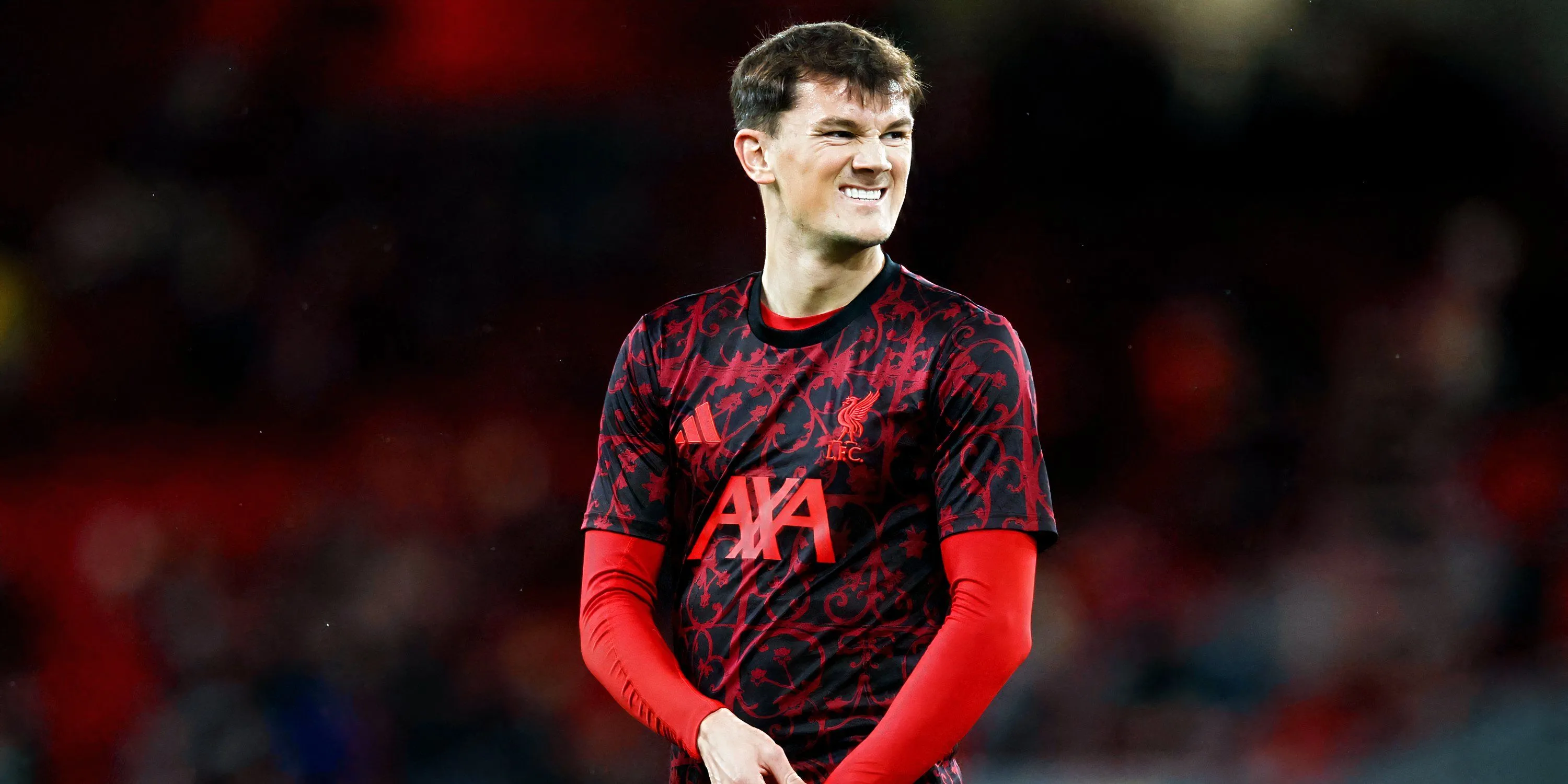 Calvin Ramsay tranh chấp và triển khai bóng cho Liverpool, cho thấy tố chất tấn công từ cánh phải