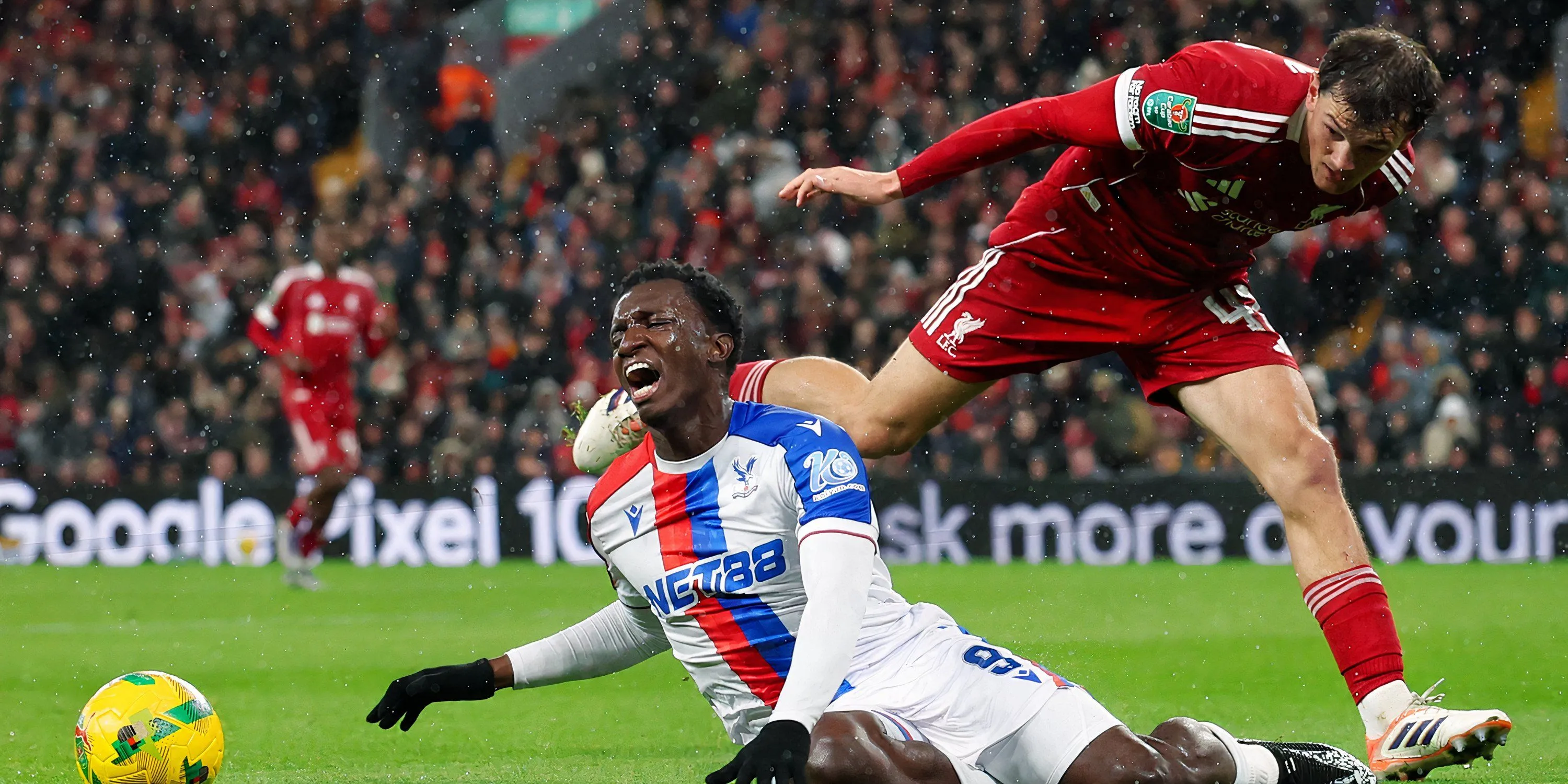 Calvin Ramsay trong một pha thi đấu cho Liverpool, thể hiện sự nỗ lực với vai trò hậu vệ cánh