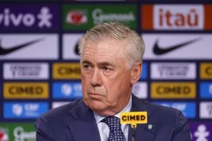 Carlo Ancelotti trong buổi họp báo, hình ảnh minh họa về vai trò lãnh đạo ở Napoli.