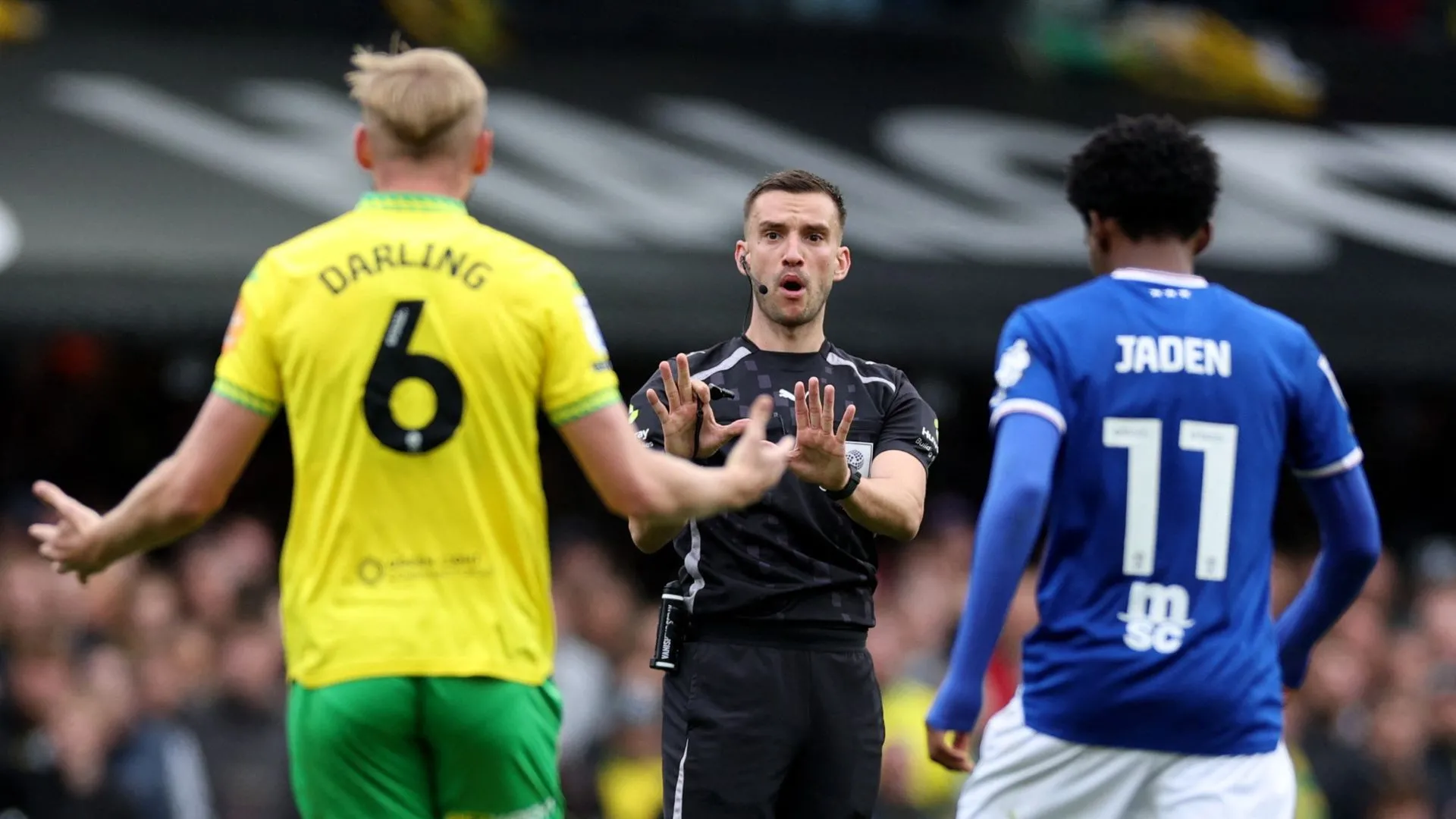 Cầu thủ Norwich City trong trận derby với Ipswich Town trên sân Carrow Road - biểu tượng khủng hoảng thành tích sân nhà