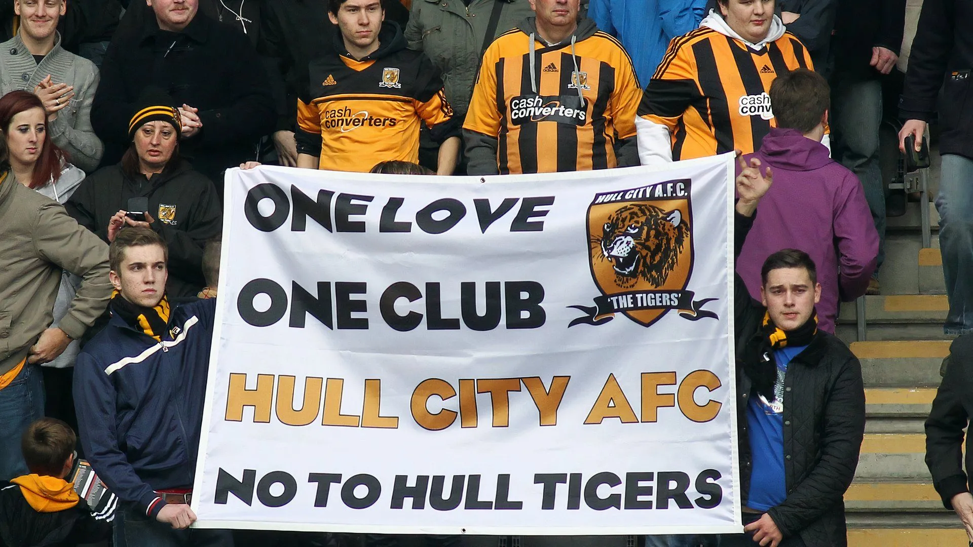 CĐV Hull City biểu tình phản đối các thay đổi mang tính gây tranh cãi