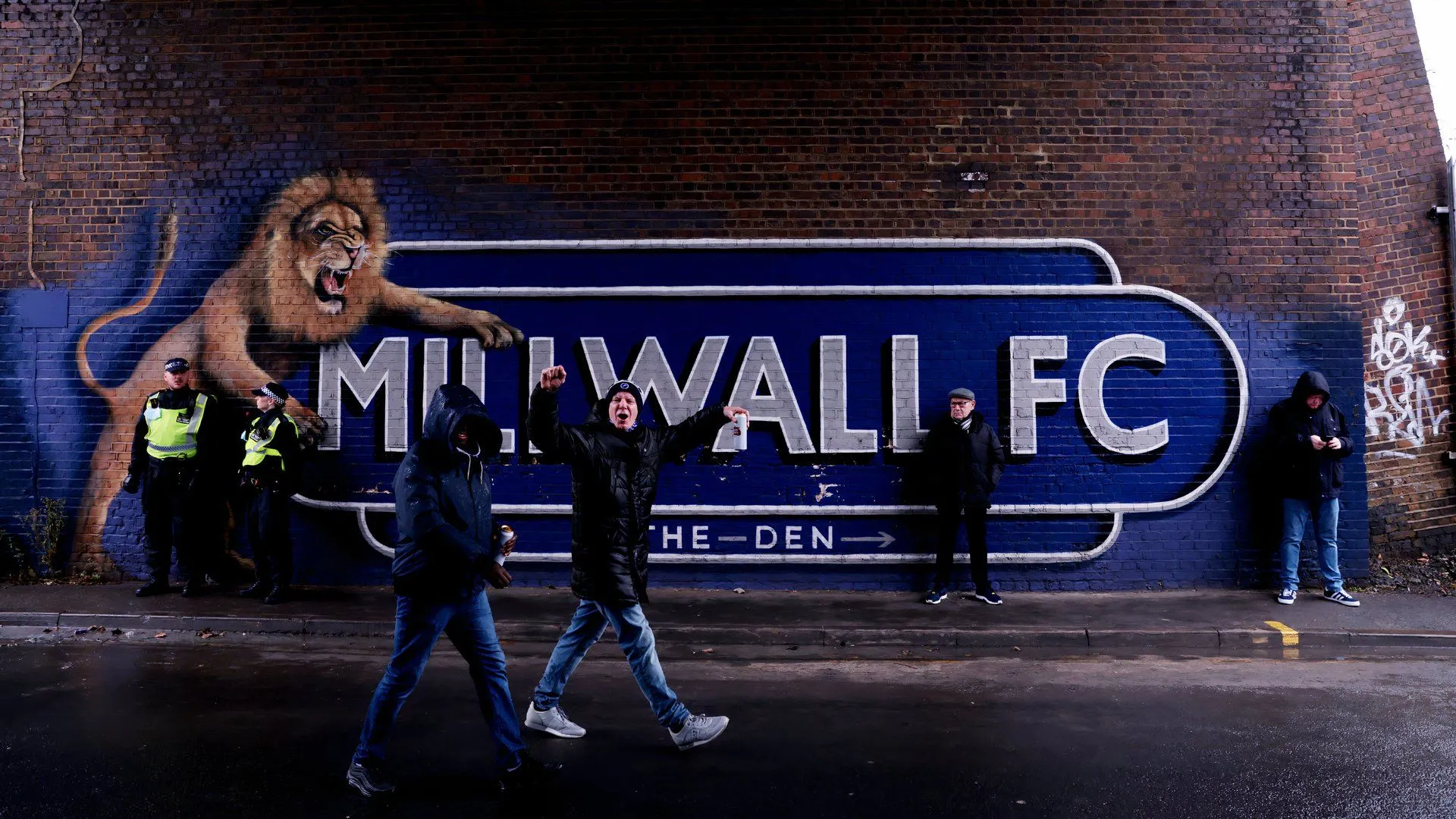 CĐV Millwall tạo ra bầu không khí áp đảo tại The Den
