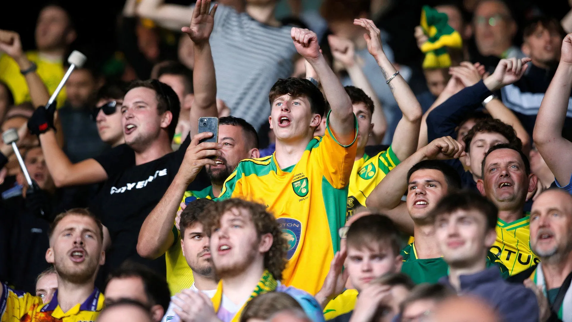 CĐV Norwich thể hiện nỗi buồn sau những lần xuống hạng