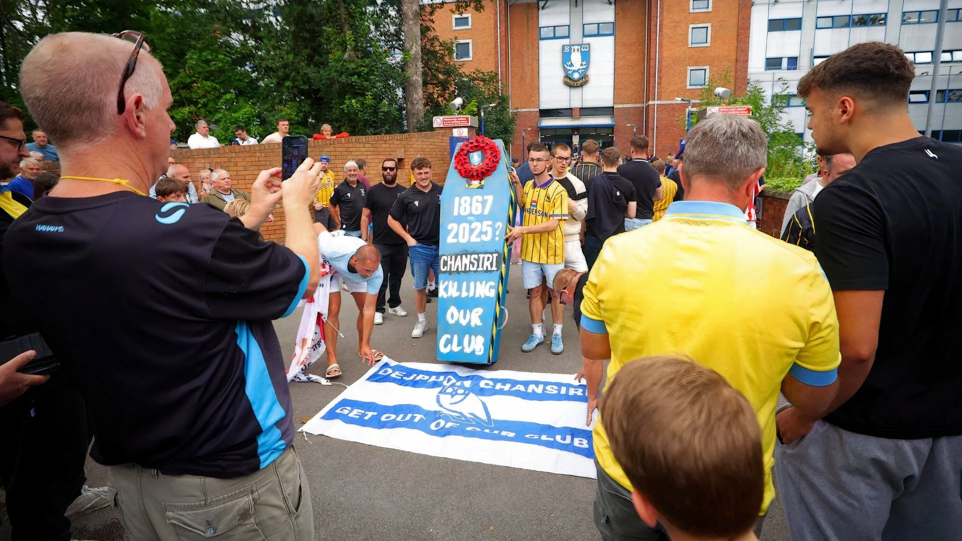 CĐV Sheffield Wednesday phản đối chính sách quản trị ngoài sân cỏ