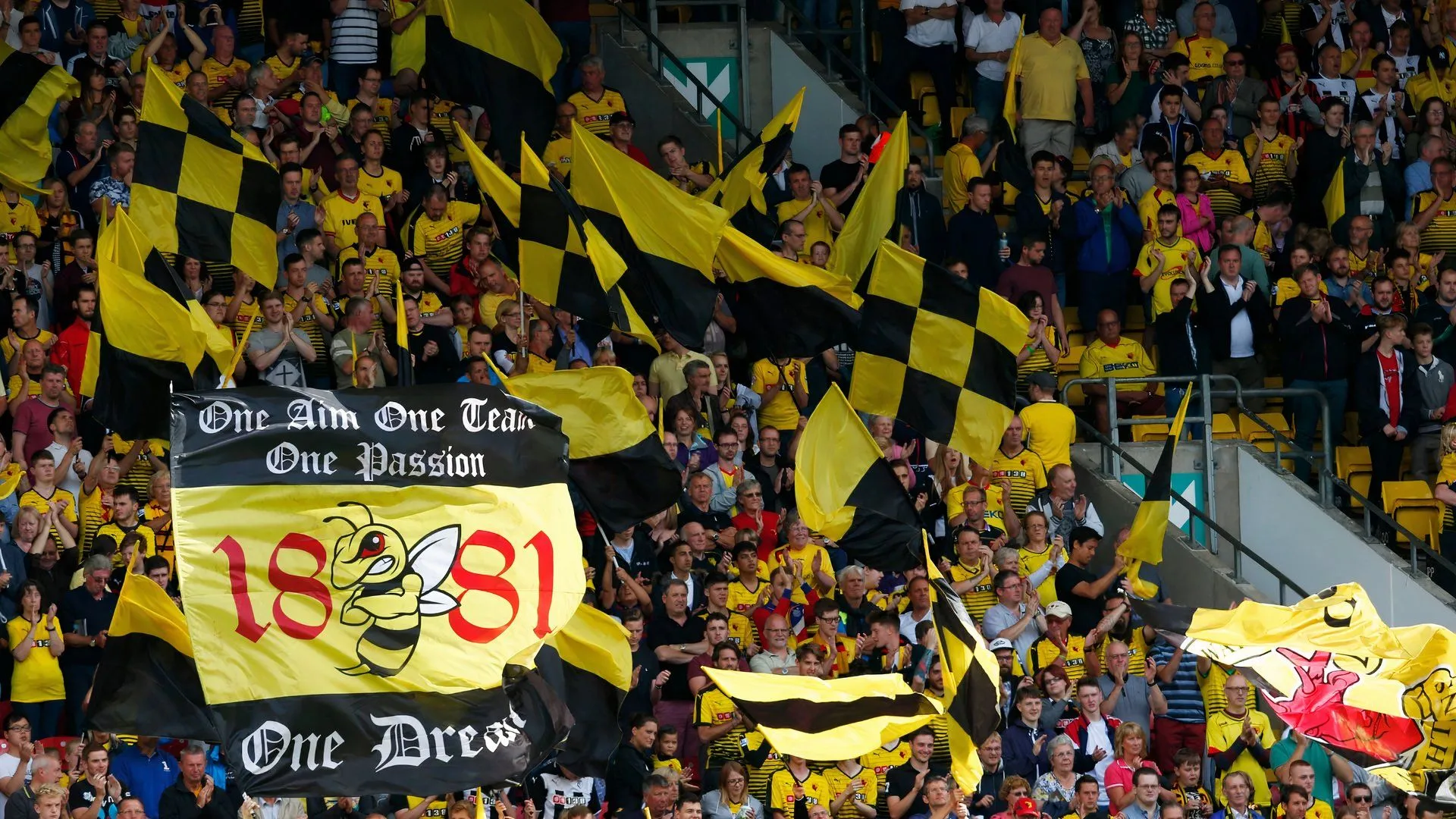 CĐV Watford tạo nên bầu không khí căng thẳng tại Vicarage Road