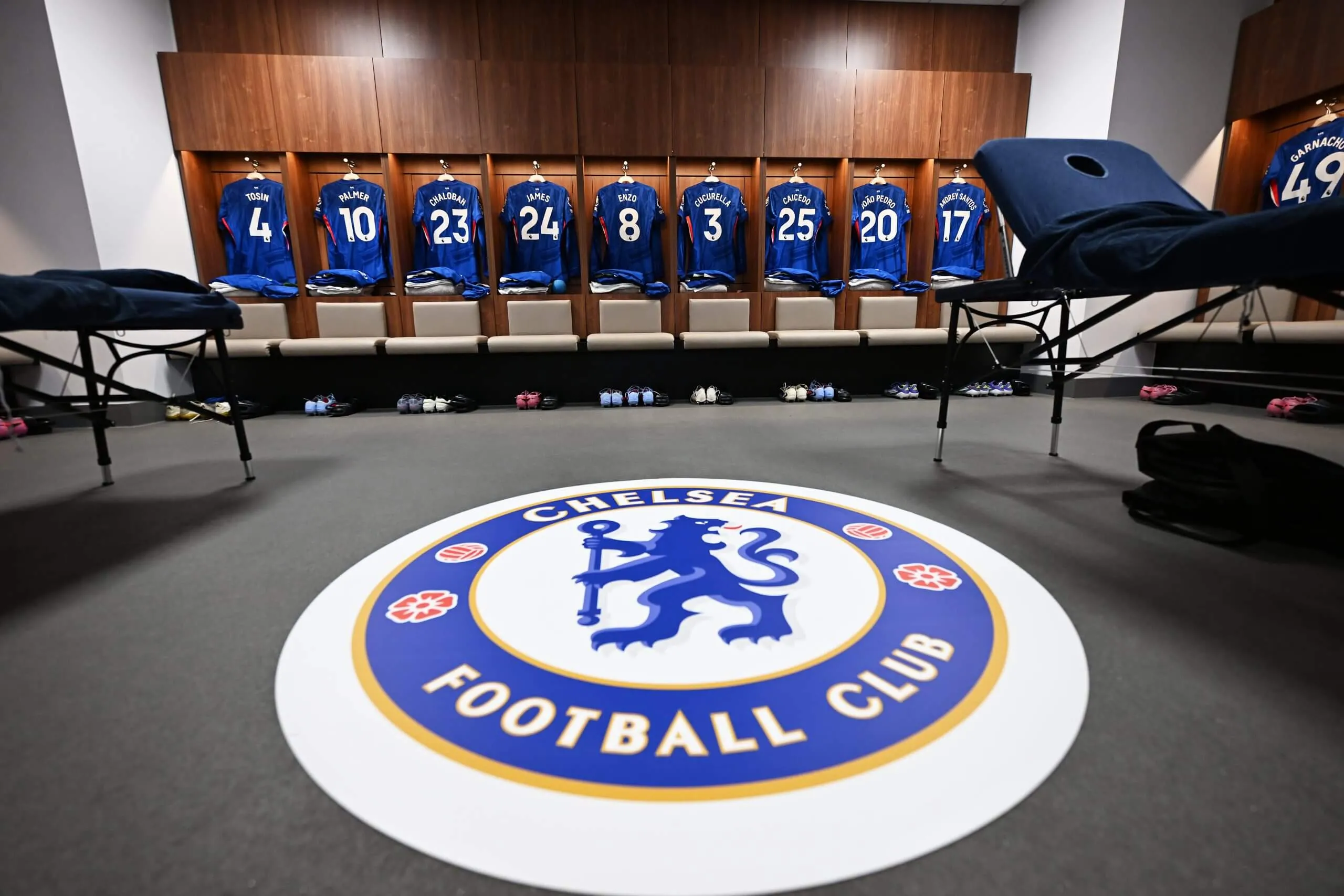 Chelsea mang tấm thảm có logo CLB để tạo cảm giác quen thuộc cho cầu thủ khi làm khách