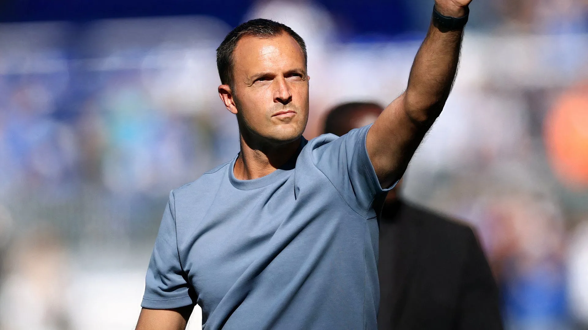 Chris Davies quan sát trận đấu từ băng ghế huấn luyện Birmingham City