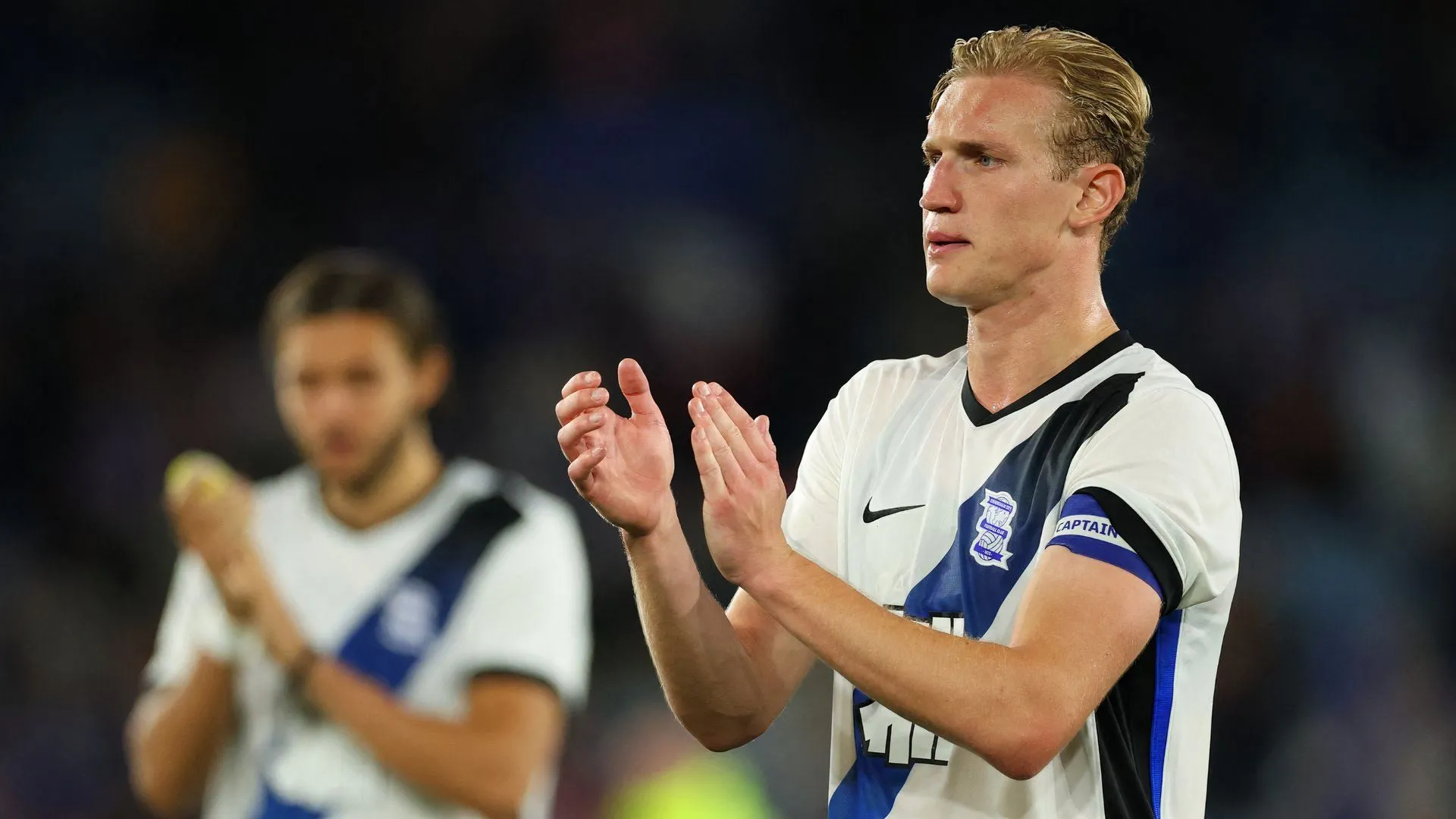 Christoph Klarer trong màu áo Birmingham, tranh chấp trên không