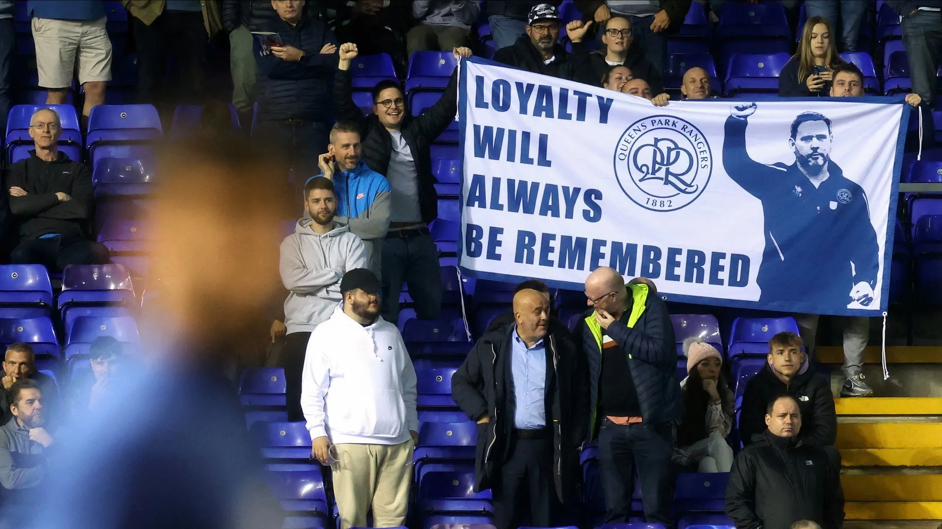 Cổ động viên QPR tại Loftus Road ăn mừng đội nhà trong một trận đấu Championship