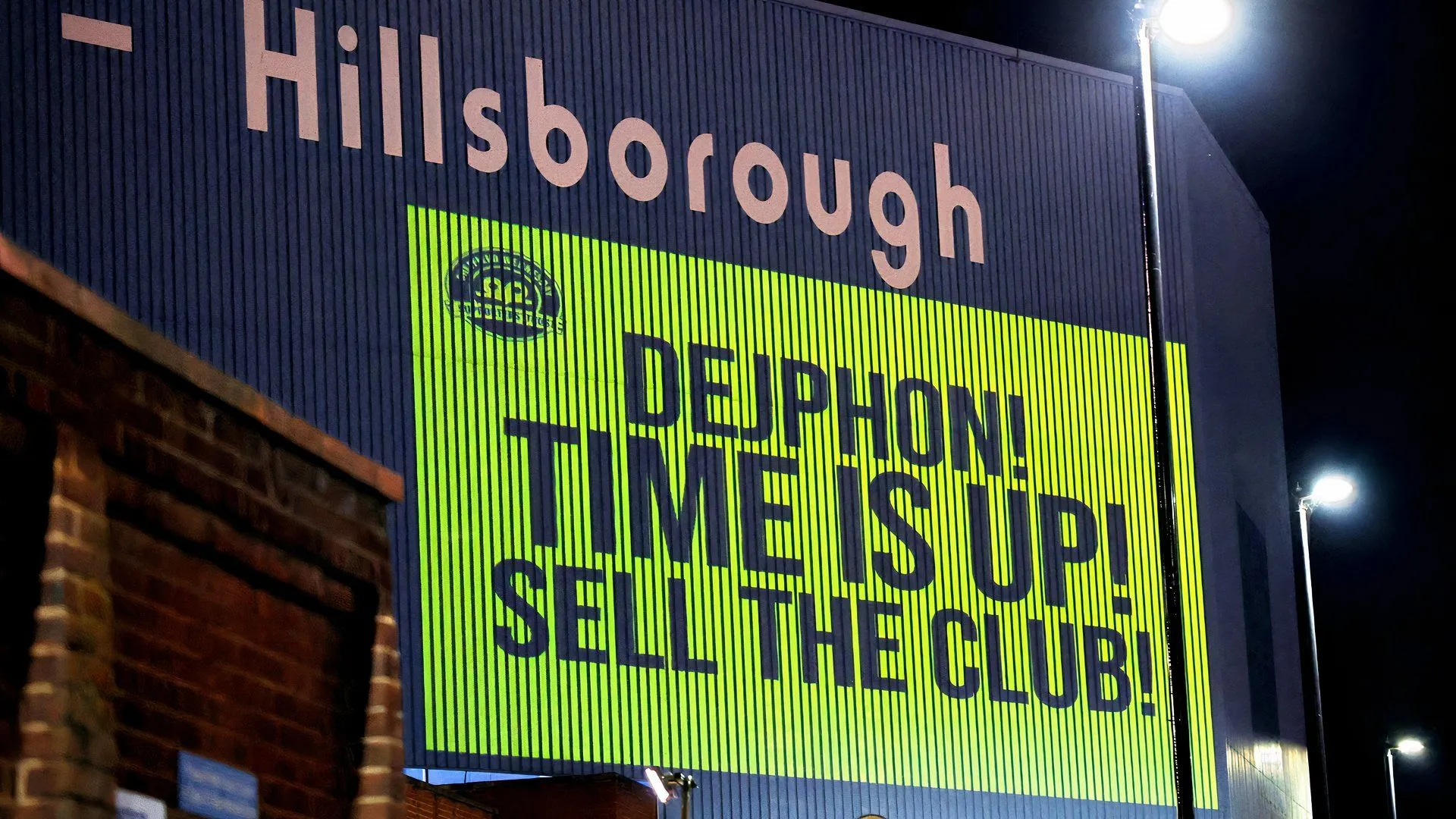 Cổ động viên Sheffield Wednesday biểu tình phản đối chủ sở hữu Dejphon Chansiri tại sân Hillsborough