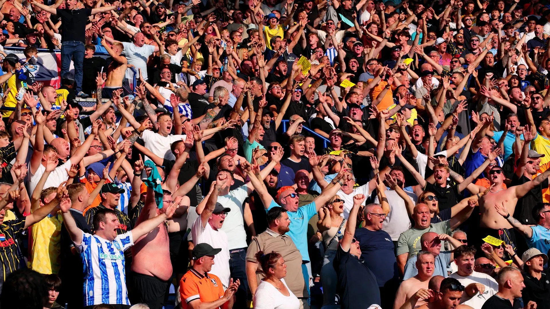 Cổ động viên Sheffield Wednesday hy vọng khi nghe tin lương sẽ được trả đúng hạn