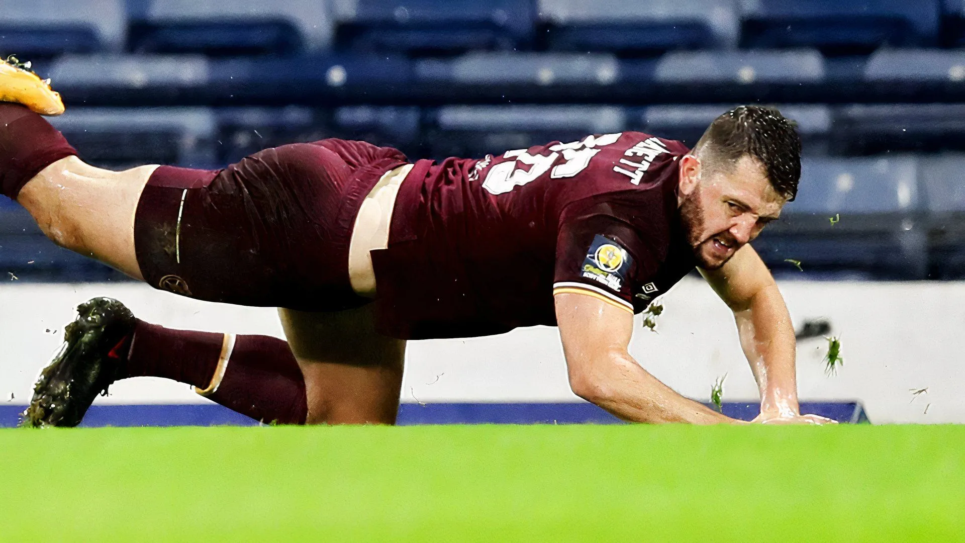 Craig Halkett ăn mừng bàn thắng cho Hearts, trung vệ mạnh mẽ và có phong độ ổn định khi đủ thể lực