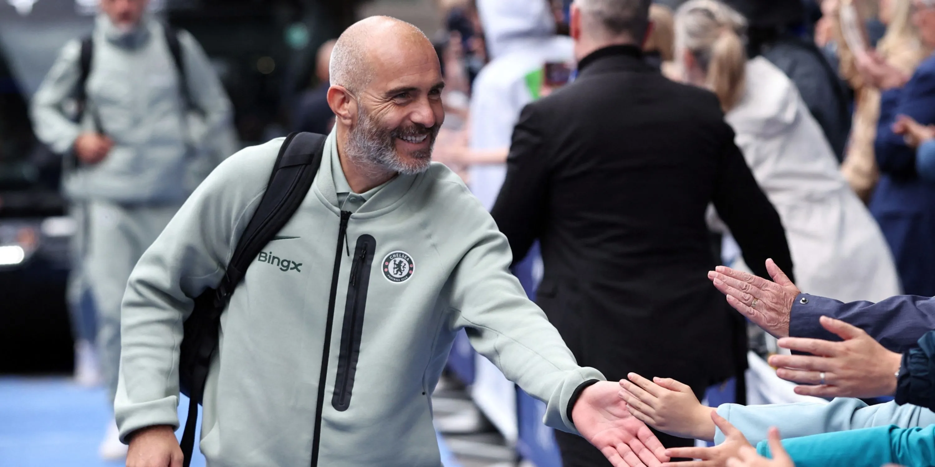 Enzo Maresca trên đường biên, biểu cảm quyết đoán khi dẫn dắt Chelsea ở Premier League