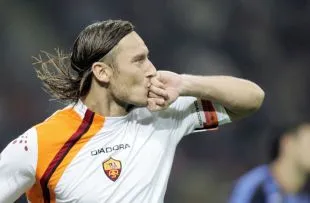 Francesco Totti — biểu tượng số 10 của Roma được Spalletti chọn vào đội hình tiêu biểu
