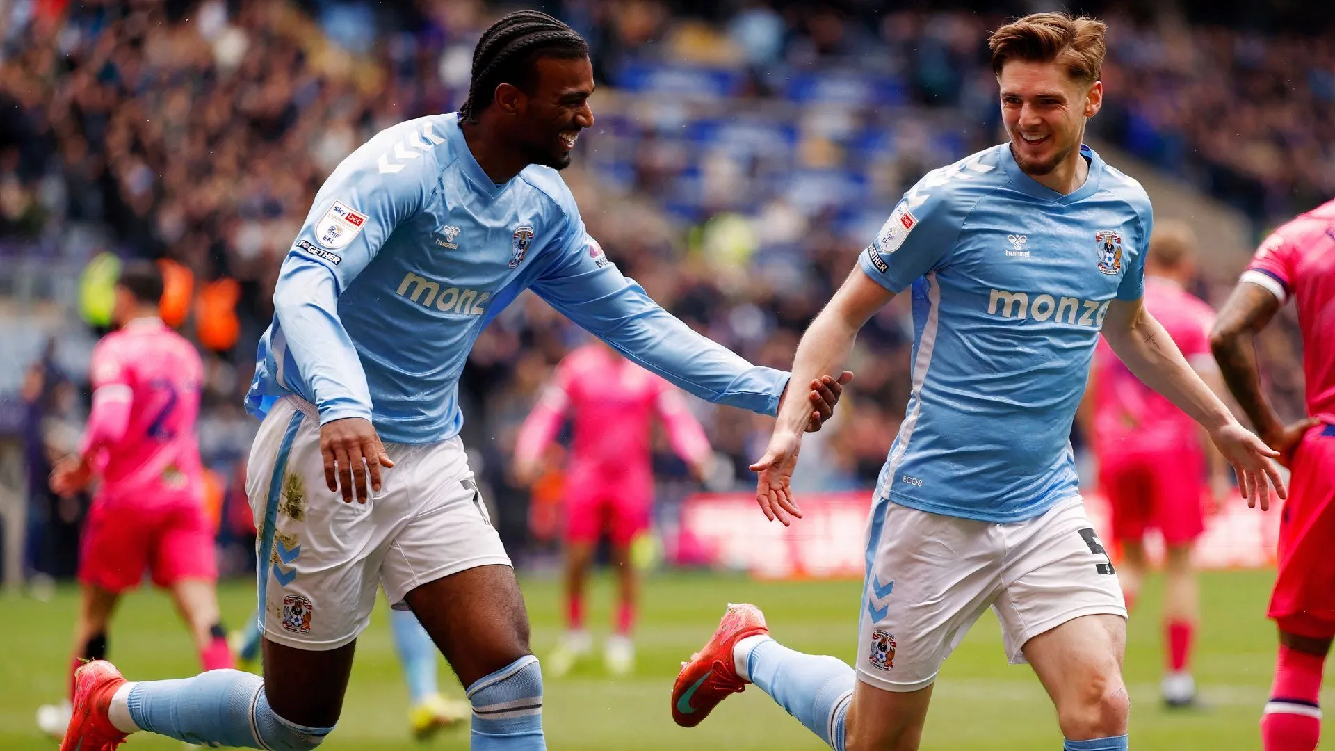 Haji Wright và Jack Rudoni ăn mừng cho Coventry City — hàng công ghi 31 bàn