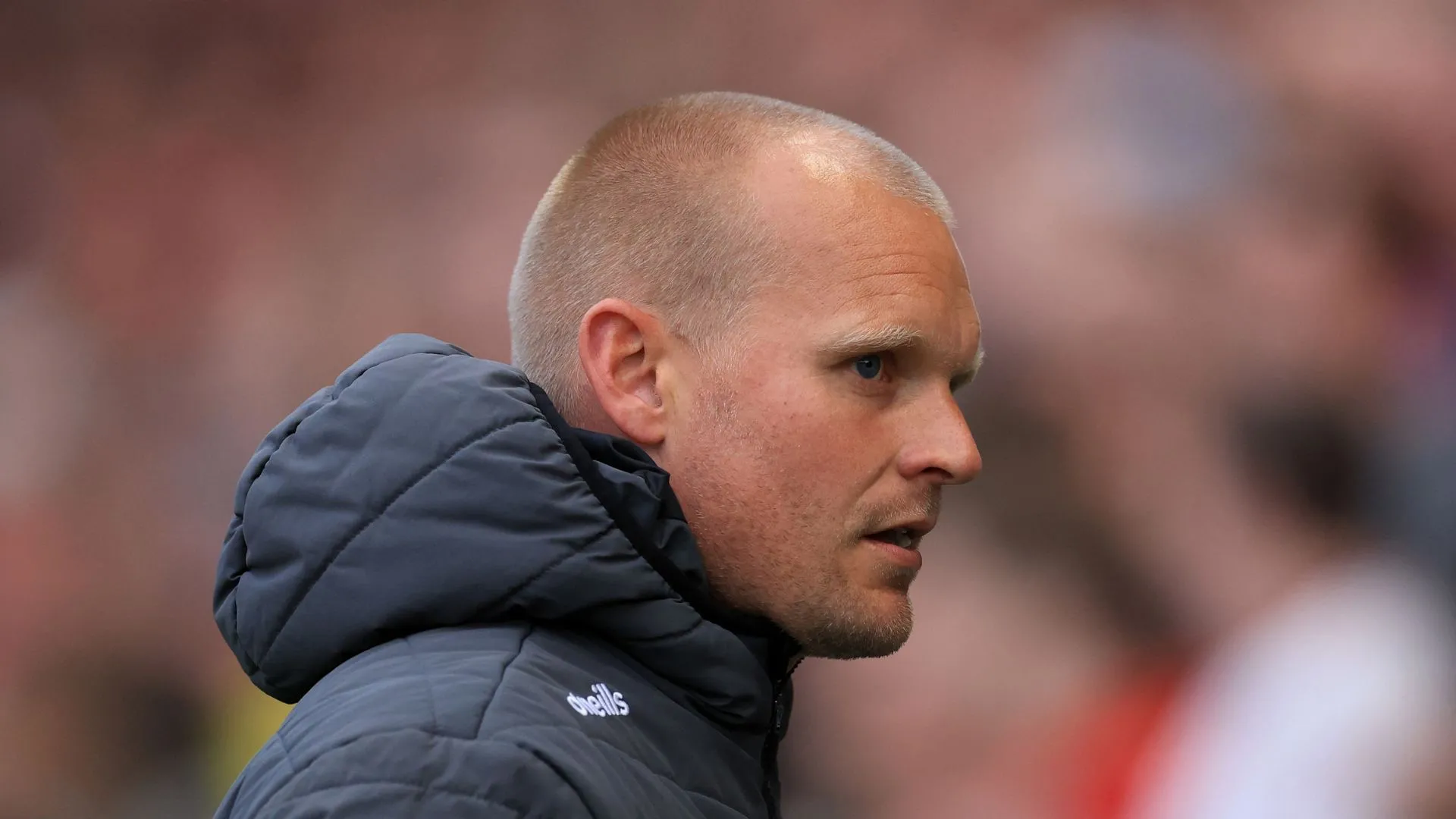 HLV Liam Manning căng thẳng ngoài đường biên Carrow Road trong giai đoạn khó khăn của Norwich City