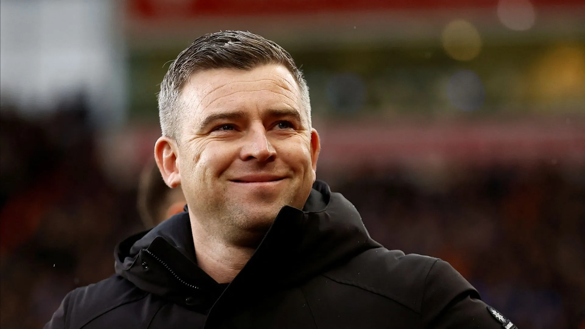 HLV Steven Schumacher theo dõi trận đấu của Bolton, đối mặt với bài toán lựa chọn đội hình