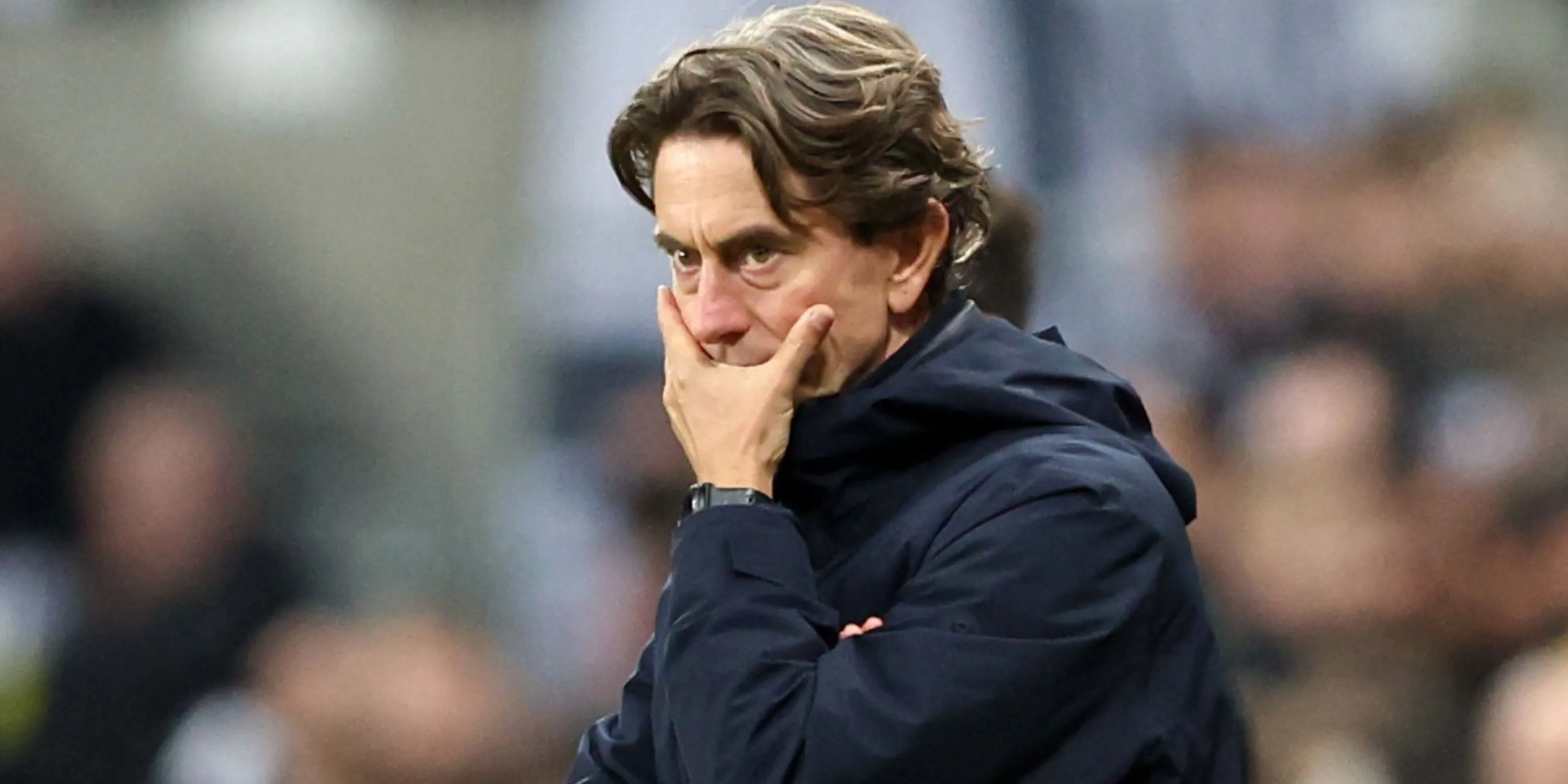 Joao Palhinha bị kéo xuống đá trung vệ trong trận gặp Newcastle, ảnh minh họa sự mất cân bằng vị trí của Spurs