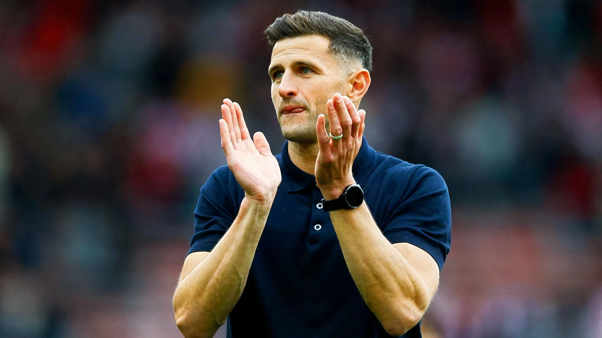 John Mousinho trên đường biên Fratton Park, huấn luyện viên Portsmouth quan sát trận đấu