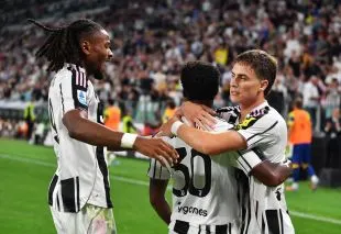 Jonathan David ăn mừng bàn thắng cùng đồng đội khi còn khoác áo Juventus