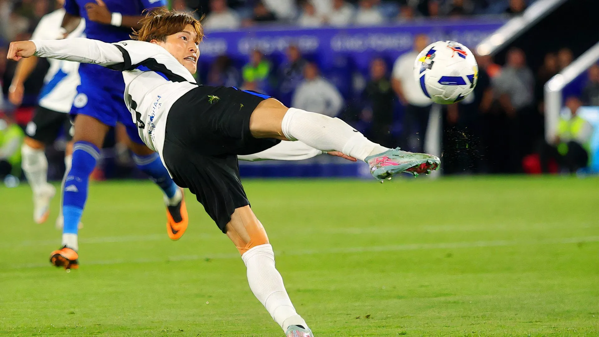 Kyogo Furuhashi trong màu áo Birmingham City trên sân Leicester City, biểu hiện nỗ lực tìm lại phong độ ở Championship