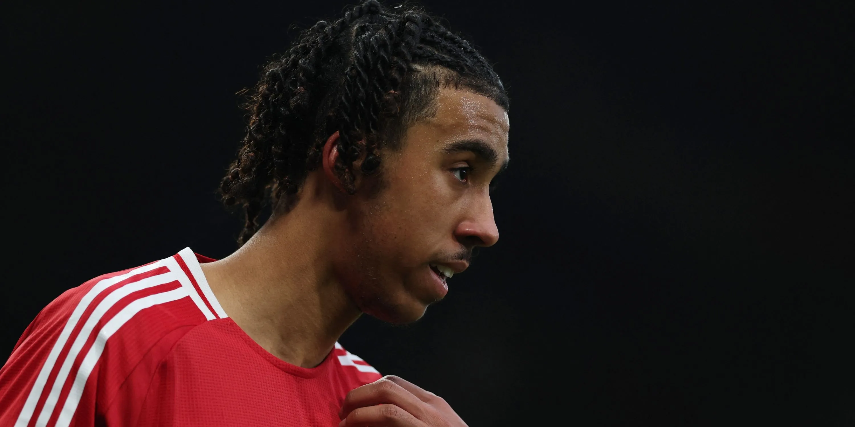 Leny Yoro khống chế bóng trong trận đấu cho Man United