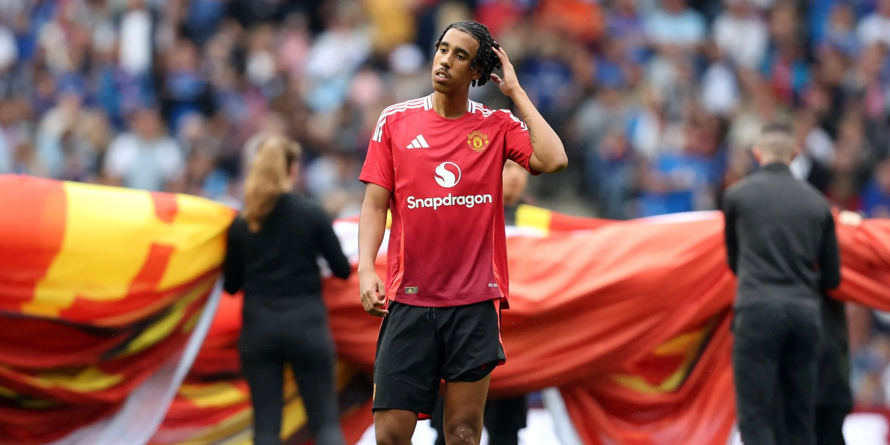 Leny Yoro trong màu áo Man Utd, minh hoạ cho vai trò trung vệ hiện đại