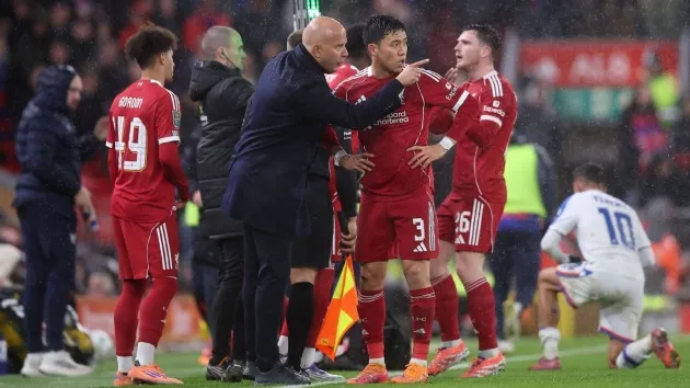 Liverpool liên tiếp nhận thất bại, minh họa cho khủng hoảng phong độ đội chủ sân Anfield.