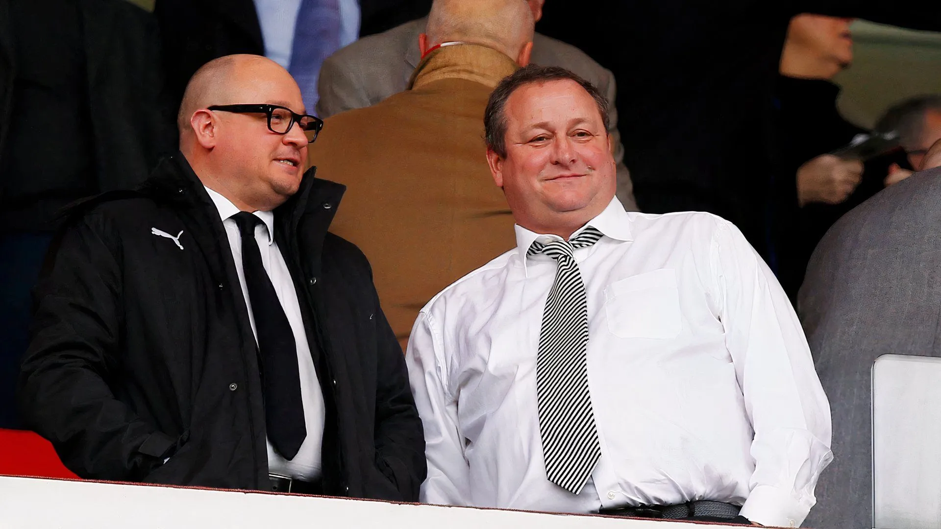 Mike Ashley thời làm chủ Newcastle, gây tranh cãi vì đổi tên sân St James' Park thành Sports Direct Arena