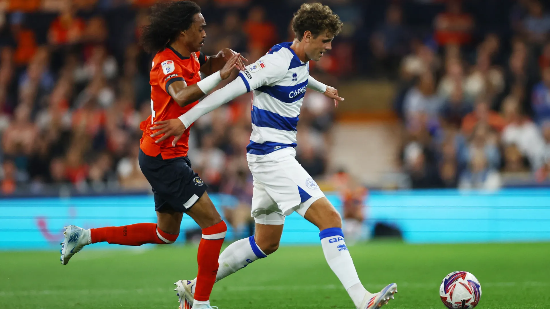 Nicolas Madsen đang ăn mừng bàn thắng cho QPR trong một trận đấu Championship