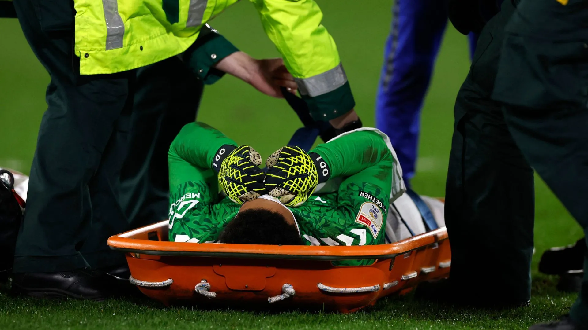 Oliver Dovin rời sân sau chấn thương ACL khiến Coventry phải tìm phương án thay thế