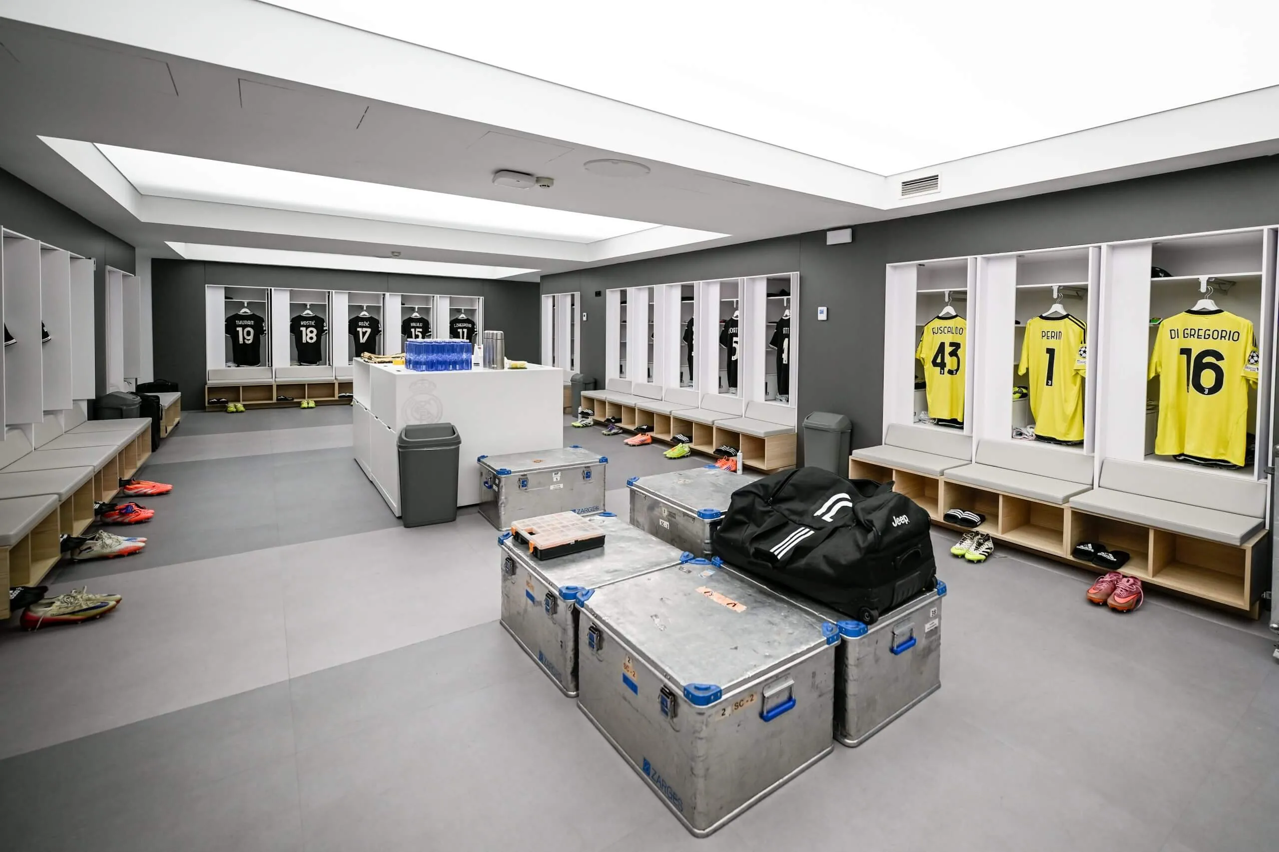 Phòng thay đồ Juventus khi làm khách trên sân Bernabeu của Real Madrid, nơi không gian đội khách bị bó hẹp