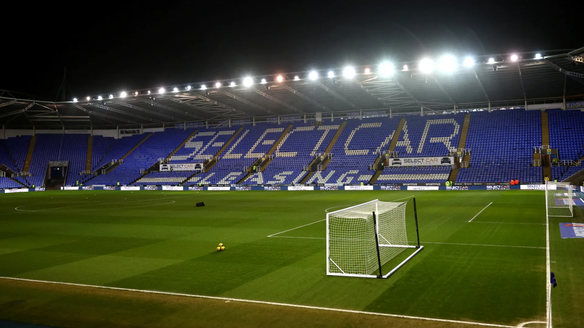 Select Car Leasing Stadium — sân nhà của Reading nơi đội bóng cần tạo bước ngoặt để bứt phá trên bảng xếp hạng League One