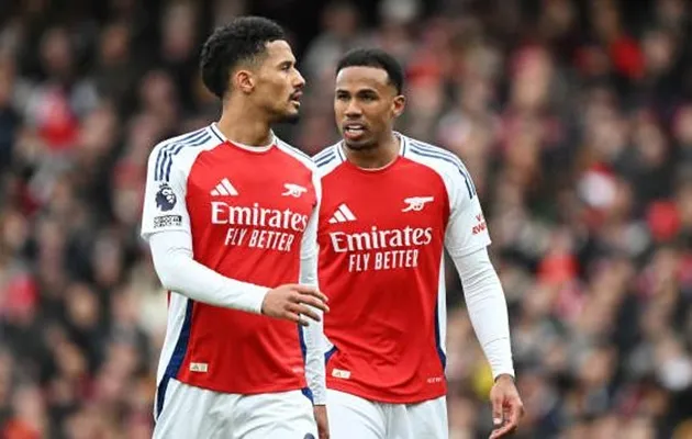 William Saliba và Gabriel Magalhaes nâng cao hàng thủ Arsenal, cặp trung vệ ăn ý.