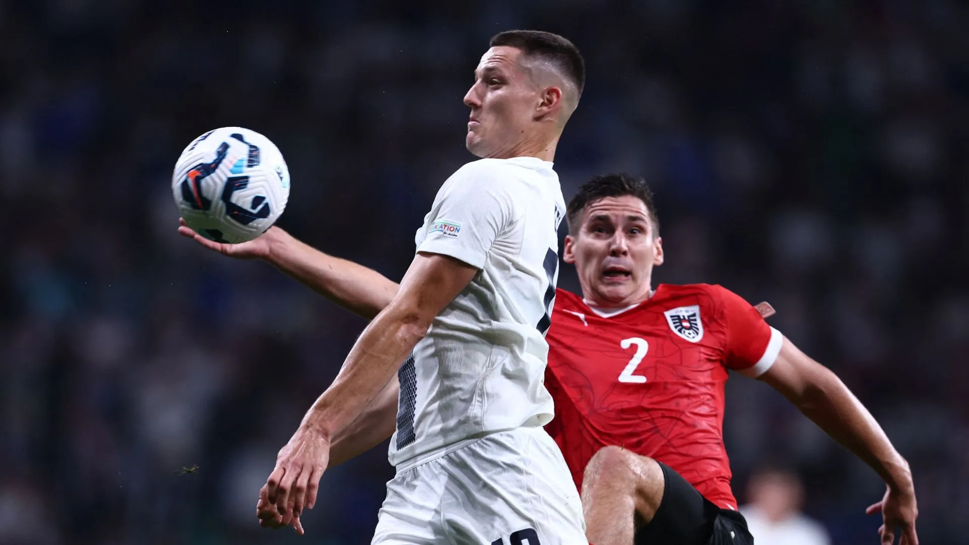 Zan Celar tranh bóng trong màu áo tuyển Slovenia, minh họa kỹ thuật cá nhân và khả năng dứt điểm từng giúp anh nổi bật tại Lugano